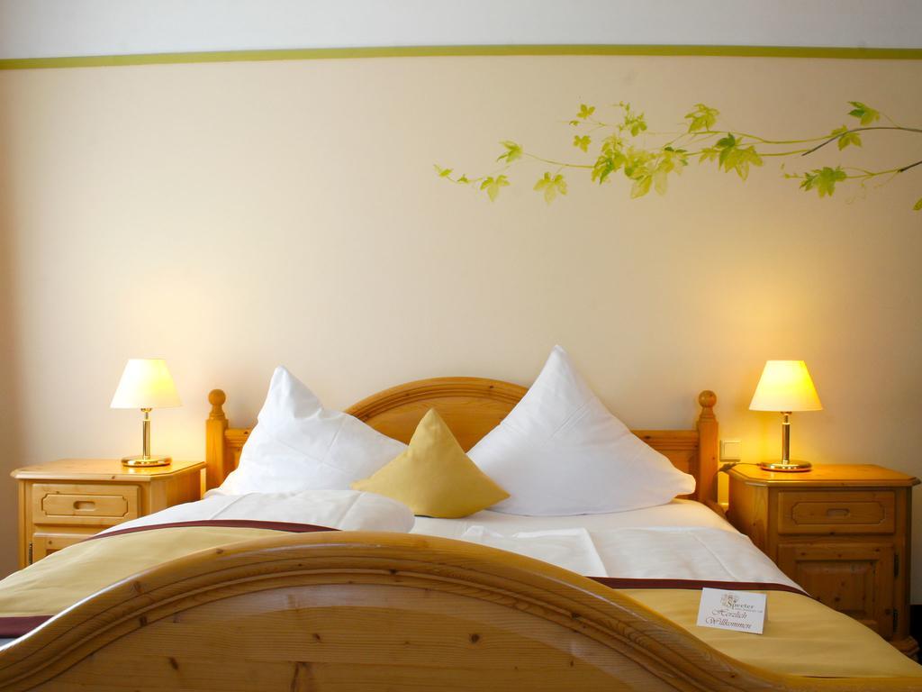 Hotel Speeter ไวเซนไฮม์ อัม แบร์ก ภายนอก รูปภาพ