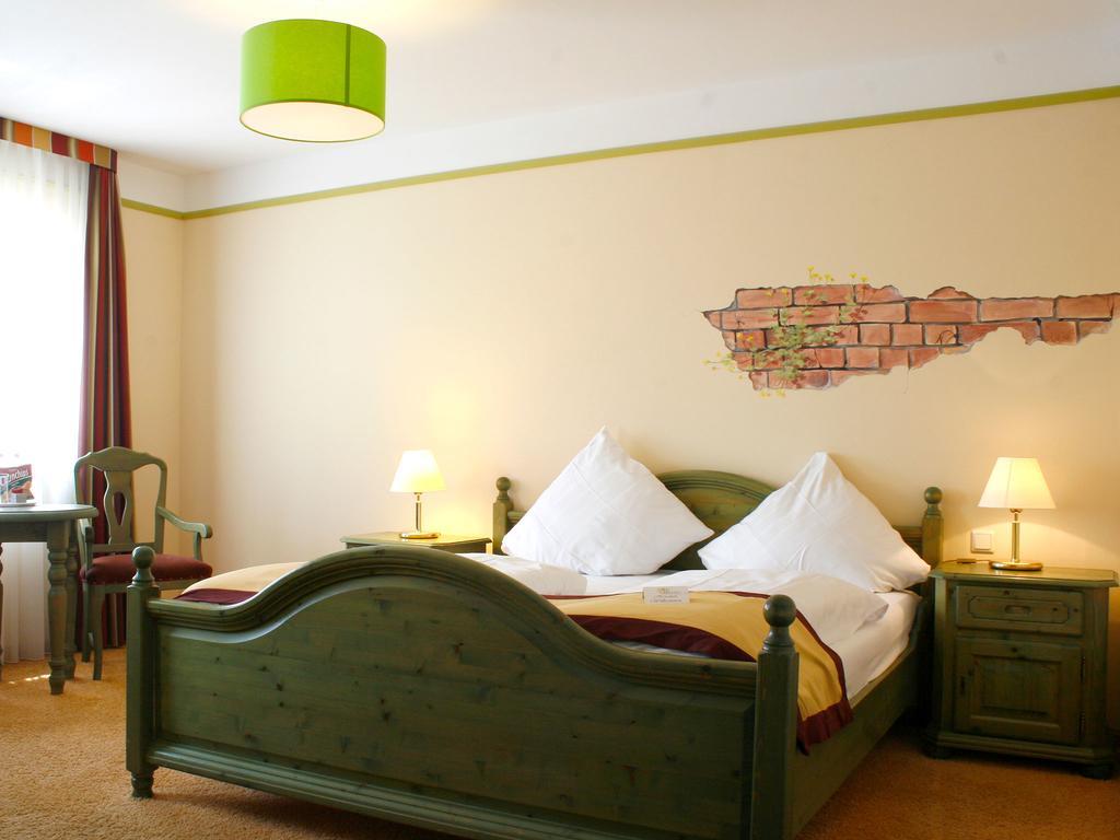 Hotel Speeter ไวเซนไฮม์ อัม แบร์ก ภายนอก รูปภาพ