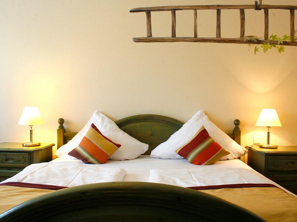 Hotel Speeter ไวเซนไฮม์ อัม แบร์ก ภายนอก รูปภาพ